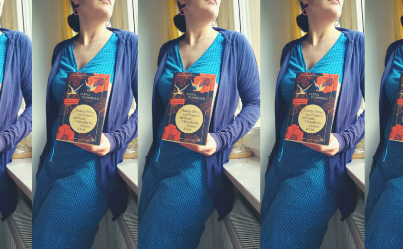 Junge Frau, am Fenster stehend, Abendlicht, blaues Kleid – Alena Schröder